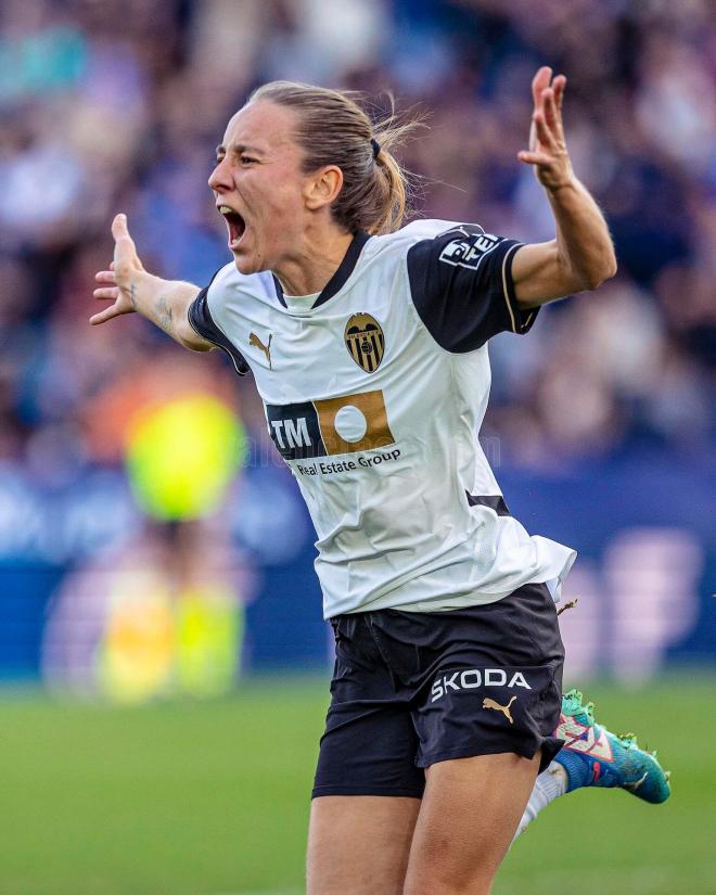 Marina Martí celebra su gol en el derbi.