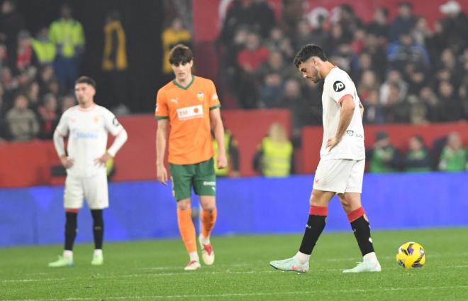 Isaac Romero, lamentándose en el Sevilla - Valencia (Foto: Kiko Hurtado).