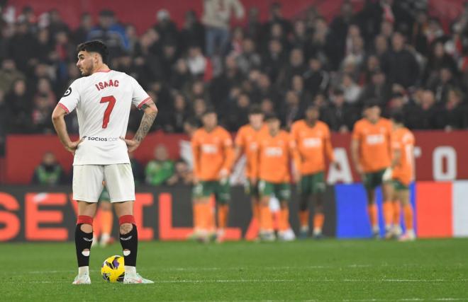 Isaac Romero, lamentándose en el Sevilla - Valencia (Foto: Kiko Hurtado).