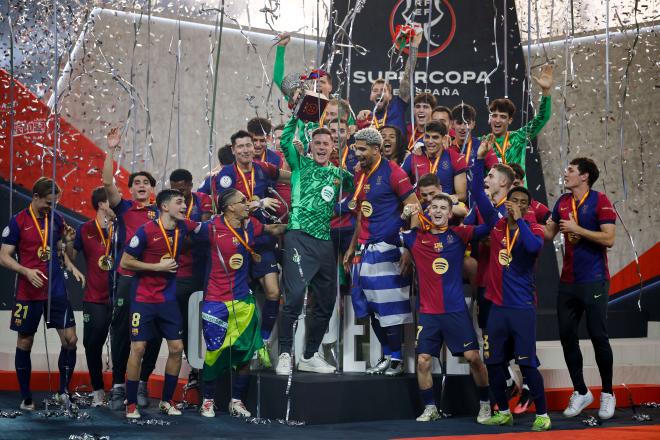 El Barcelona levanta el título de campeón de la Supercopa de España (Foto: EFE).