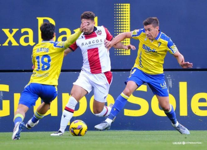 Matos, en una acción del Cádiz-Levante (Foto: LaLiga).