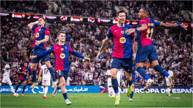 Los jugadores del Barcelona celebran uno de los goles ante el Real Madrid (foto: Cordon Press).