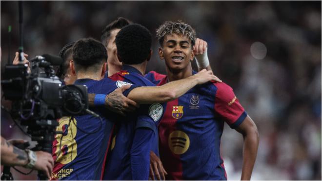 Los jugadores del Barcelona se abrazan a Lamine Yamal en la Supercopa (foto: Cordon Press).