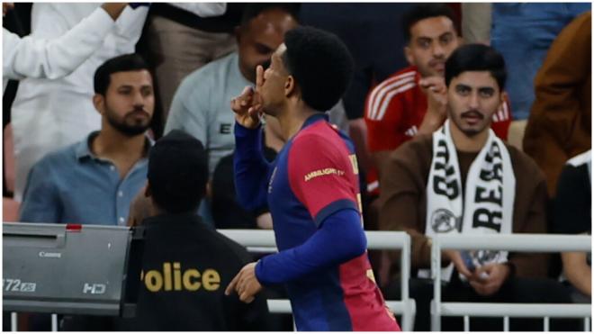 Balde manda callar en la celebración de su gol ante el Real Madrid. (Foto: EFE)