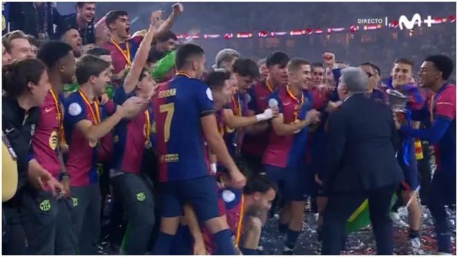 Joan Laporta celebrando con los jugadores del Barcelona. (Foto: Movistar)