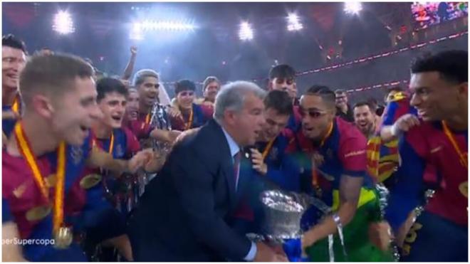 Joan Laporta levantando la Supercopa de España junto a Raphinha. (Foto: Movistar+)