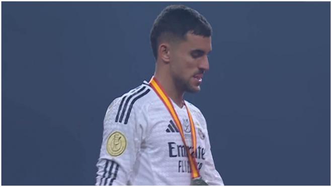 Dani Ceballos no se quitó la medalla de subcampeón (Redes Sociales)