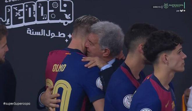 El abrazo entre Joan Laporta y Dani Olmo (Movistar)