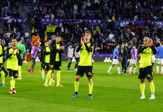 Los jugadores verdiblancos, con Altimira de fondo, saludan al beticismo en Valladolid (Foto: Cordon Press).