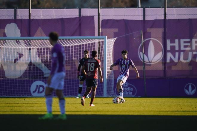 Alin, ante Aceves, contra el Pontevedra (Foto: Real Valladolid).