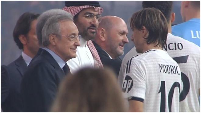 Florentino Pérez charla con Luka Modric. (Foto: Movistar Plus)