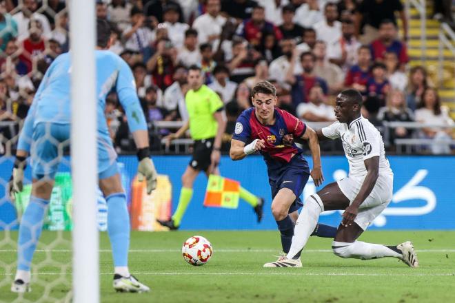 Gavi y Mendy, durante la final de la Supercopa de España (Foto: EFE)