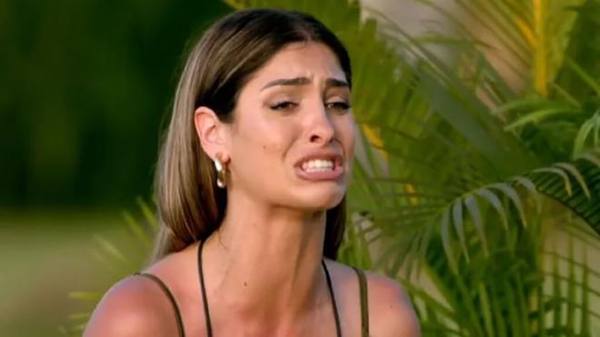 Alba, concursante de 'La Isla de las Tentaciones', discutiendo con su novio (Foto: Telecinco)