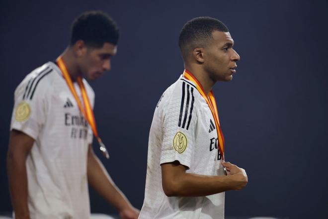 Jude Bellingham y Kylian Mbappé con la medalla de subcampeones (Foto: EFE)