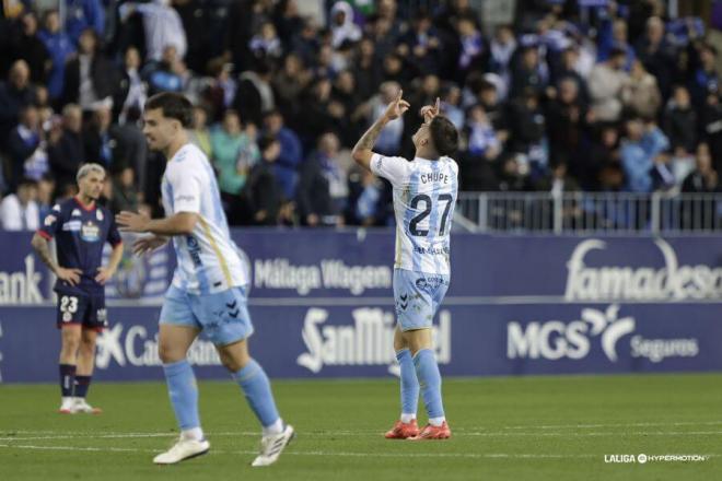 Carlos Ruiz 'Chupe' celebra su primer gol en el Málaga CF. (Foto: LALIGA)