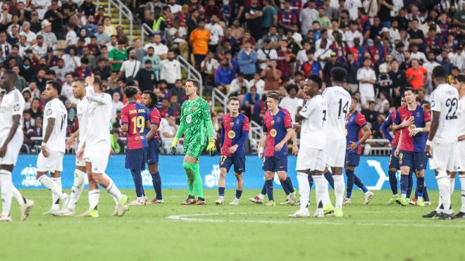 Jugadores del Real Madrid y FC Barcelona en el Clásico de la Supercopa de España (Cordon Press)