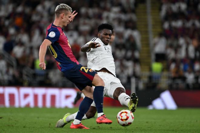 Aurelien Tchouameni en una acción con Dani Olmo (Foto: EFE)