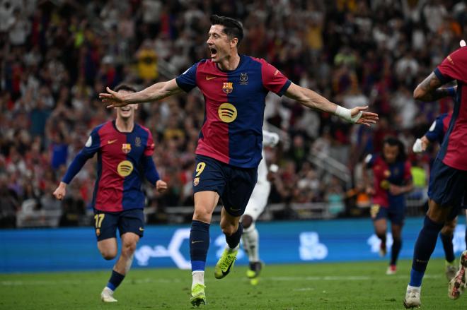 Robert Lewandowski celebrando un gol ante el Real Madrid (Foto: EFE)