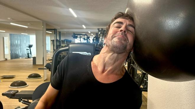 Fernando Alonso, entrenando su cuello en la pretemporada de 2025 (@alo_oficial)