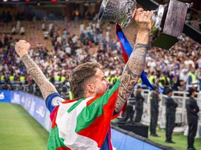 Iñigo Martínez, con la ikurriña y la Supercopa tras el Real Madrid-FC Barcelona (Foto: EFE).