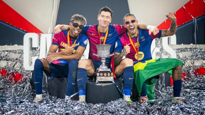 Lamine Yamal, Lewandowski y Raphinha con la Supercopa de España ('X' FCB)