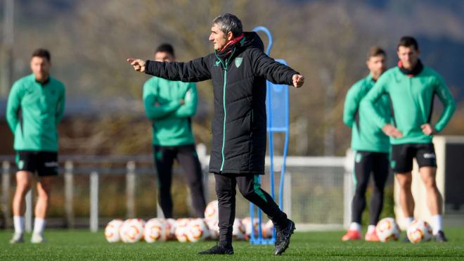 Ernesto Valverde dirige un entrenamiento en Lezama; este jueves hay Copa ante Osasuna en San Mamés (Foto: Athletic Club).