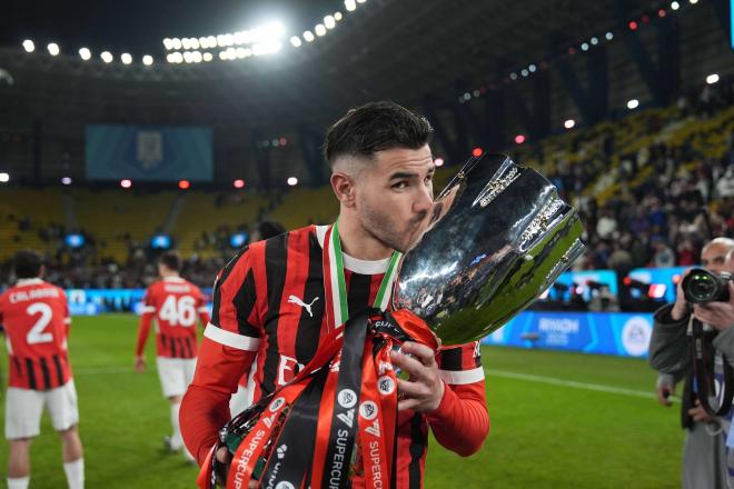 Theo Hernández, con la Supercopa de Italia (Foto: Cordon Press).