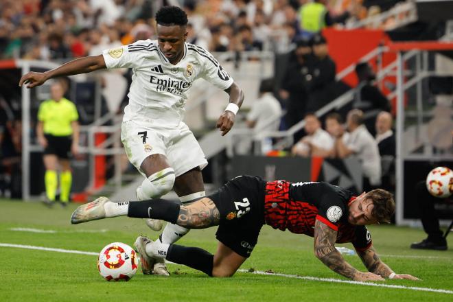 Pablo Maffeo, con Vinicius en la Supercopa de España (Foto: EFE).