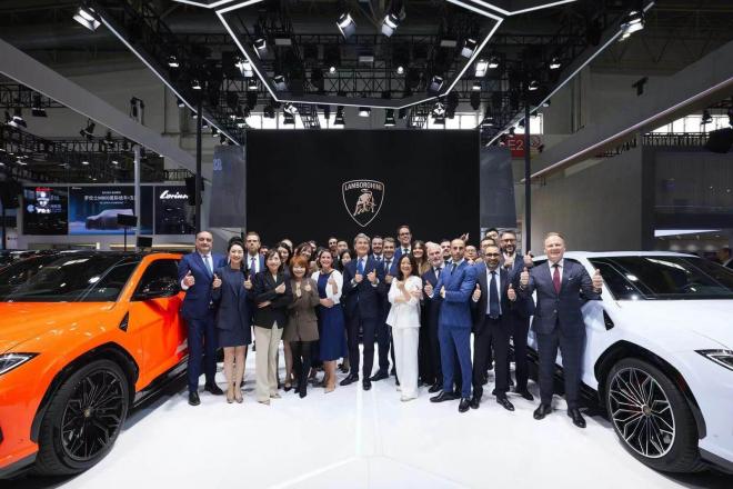 Lamborghini celebrando su cifra de ventas en 2024.