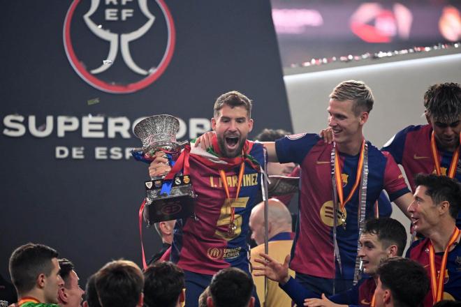 Iñigo Martínez celebrando la Supercopa de España (EFE)