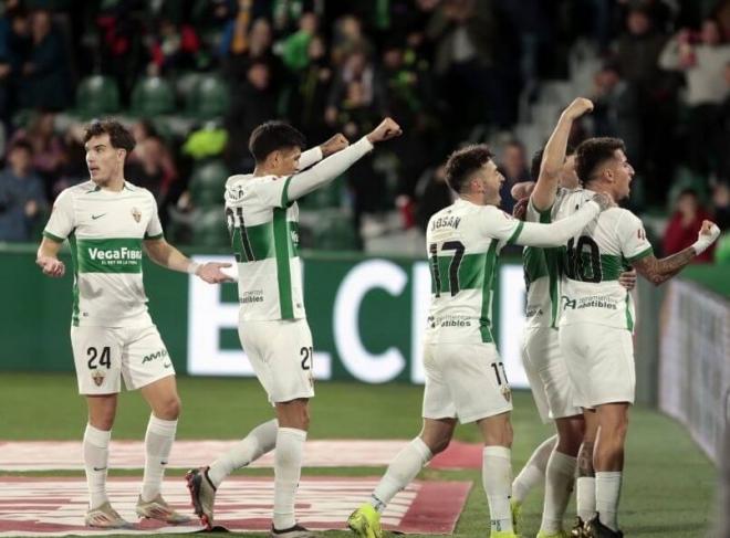 Los jugadores del Elche celebrando un gol ante el Racing (Foto: Europa Press)