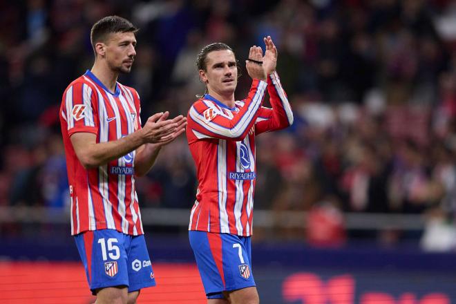 Lenglet y Griezmann saludan a la afición en el Metropolitano (Cordon Press)