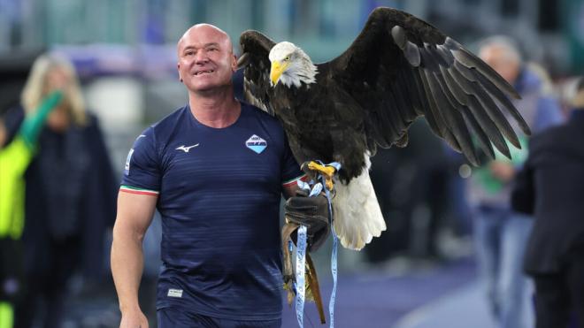 El cetrero Juan Bernabé sosteniendo el águila de la Lazio (Foto: AFP7/Europa Press)