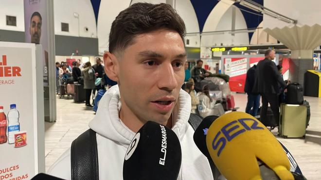 Gonzalo Montiel, en el Aeropuerto de Sevilla (Foto: Kiko Hurtado).