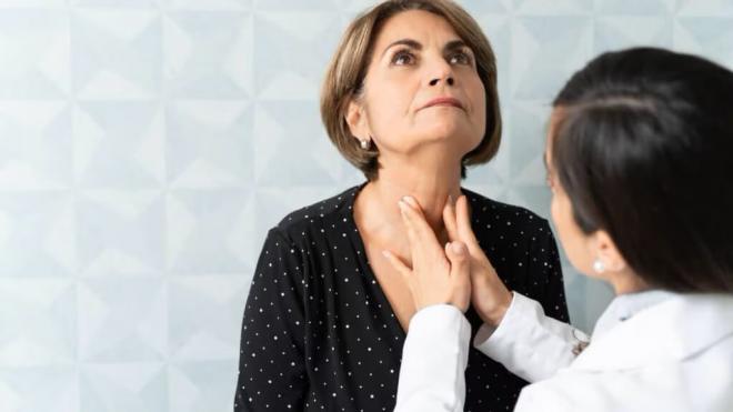 Sanitaria comprobando la tiroides de una mujer (Foto: NIDDK)