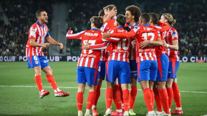 Los jugadores del Atlético de Madrid ante el Elche (Fuente: Cordon Press)