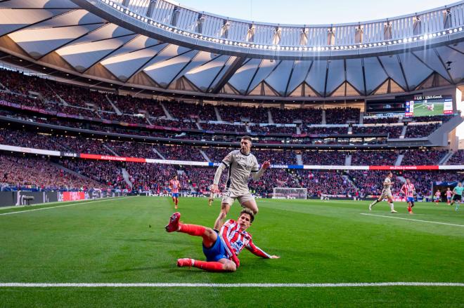 Giuliano Simeone disputa un balón frente a Osasuna (Cordon Press)