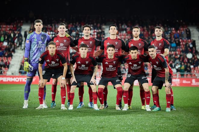 Once del Mirandés en uno de sus partidos en la primera vuelta. (Foto: CD Mirandés)