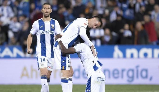 Julián Chicco, jugador que interesa al Deportivo de la Coruña, abraza a un compañero (Foto: LALIGA).