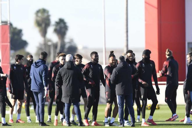 Los jugadores del Sevilla, Kike Salas entre ellos, en el entrenamiento de este miércoles (Foto: Kiko Hurtado).