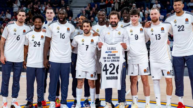 Sergio Llull fue homenajeado por ser el jugador con más partidos disputados en la Euroliga (foto:Cordon Press).