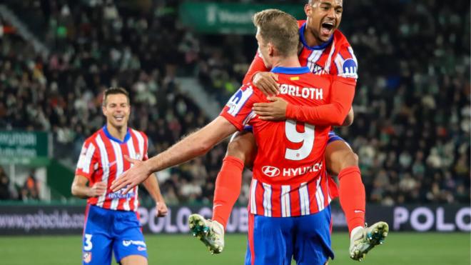 Sorloth celebra el tanto al Elche con Samu Lino (Foto: Cordon Press)