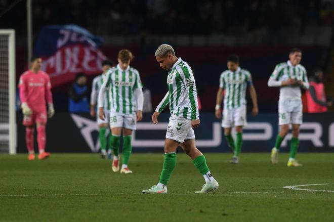 Los jugadores del Betis cabizbajos (foto: Cordón Press).