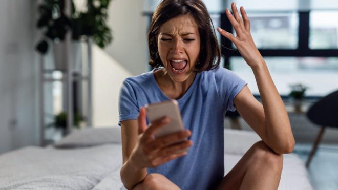 Mujer irritada gritando a su smartphone (Foto: Freepik)