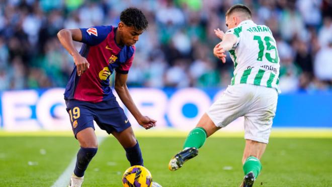 Lamine Yamal y Ez Abde en un Betis - Barça (Europa Press)