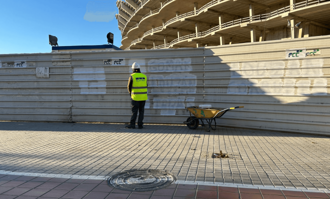 Pintadas contra la visita de Louzán en el Nou Mestalla, futura sede del Mundial 2030