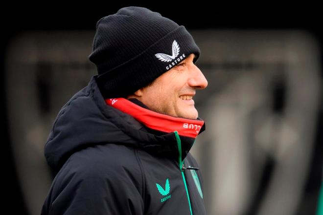 El Ilustre de Bilbao Ernesto Valverde, sonriente en las instalaciones de Lezama (Foto: Athletic Club).