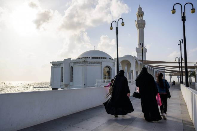 Mujeres árabes caminando junto a una niña (Foto: Cordon Press)