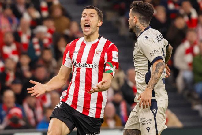 De Marcos protesta una jugada del Athletic-Osasuna (FOTO: EFE).