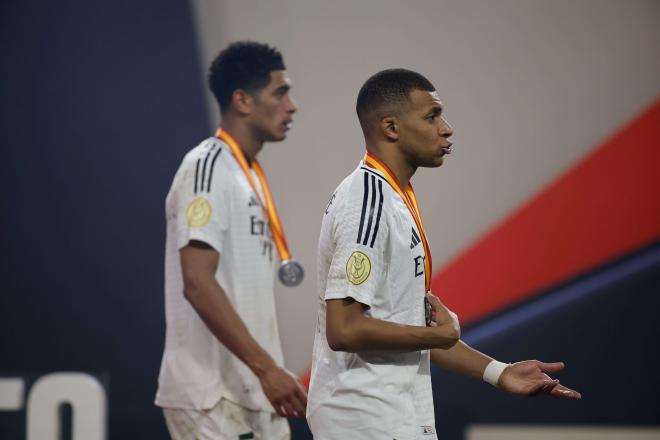 Jude Bellingham y Kylian Mbappé tras la final de la Supercopa (Foto: EFE)